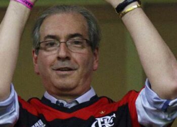 Condenado a mais de 50 anos de prisão, Eduardo Cunha comenta jogo no Twitter